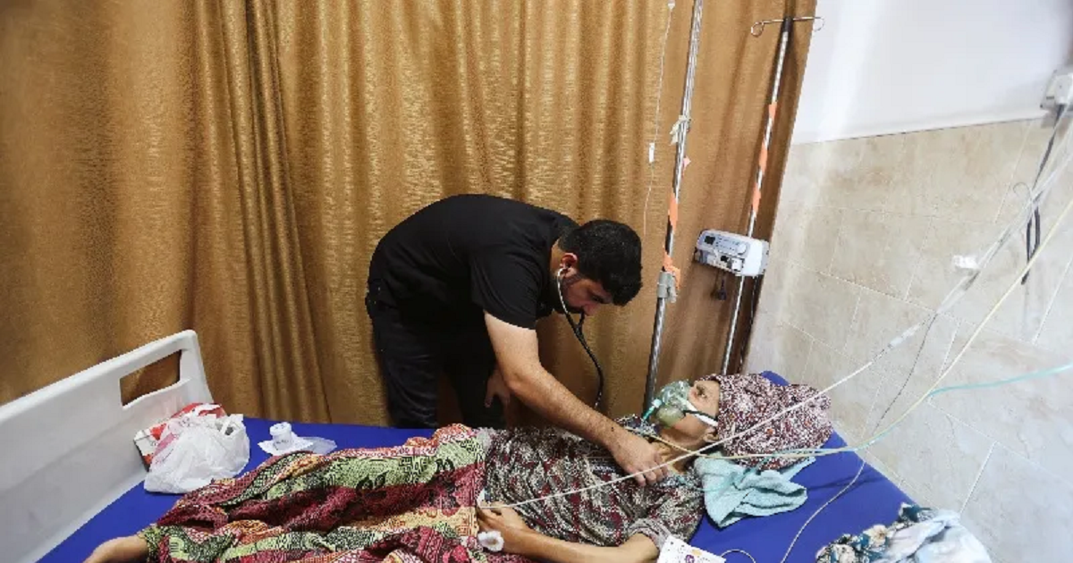 مستشفيات غزة ومنازلها تصارع لتشغيل المولدات مع اشتداد وطأة نقص الزيت